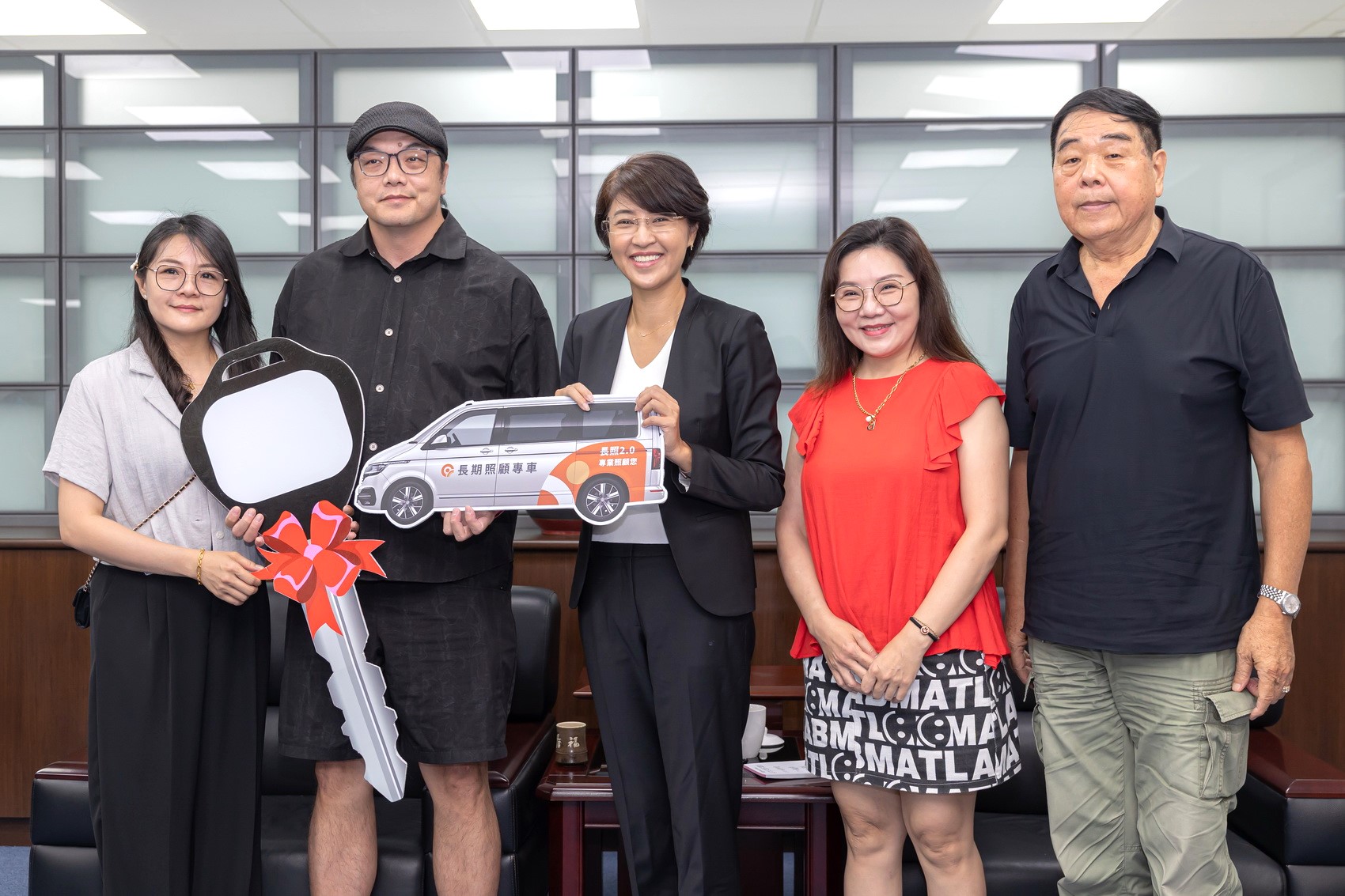 許家捐復康巴士兩輛　協助南投縣長照接送