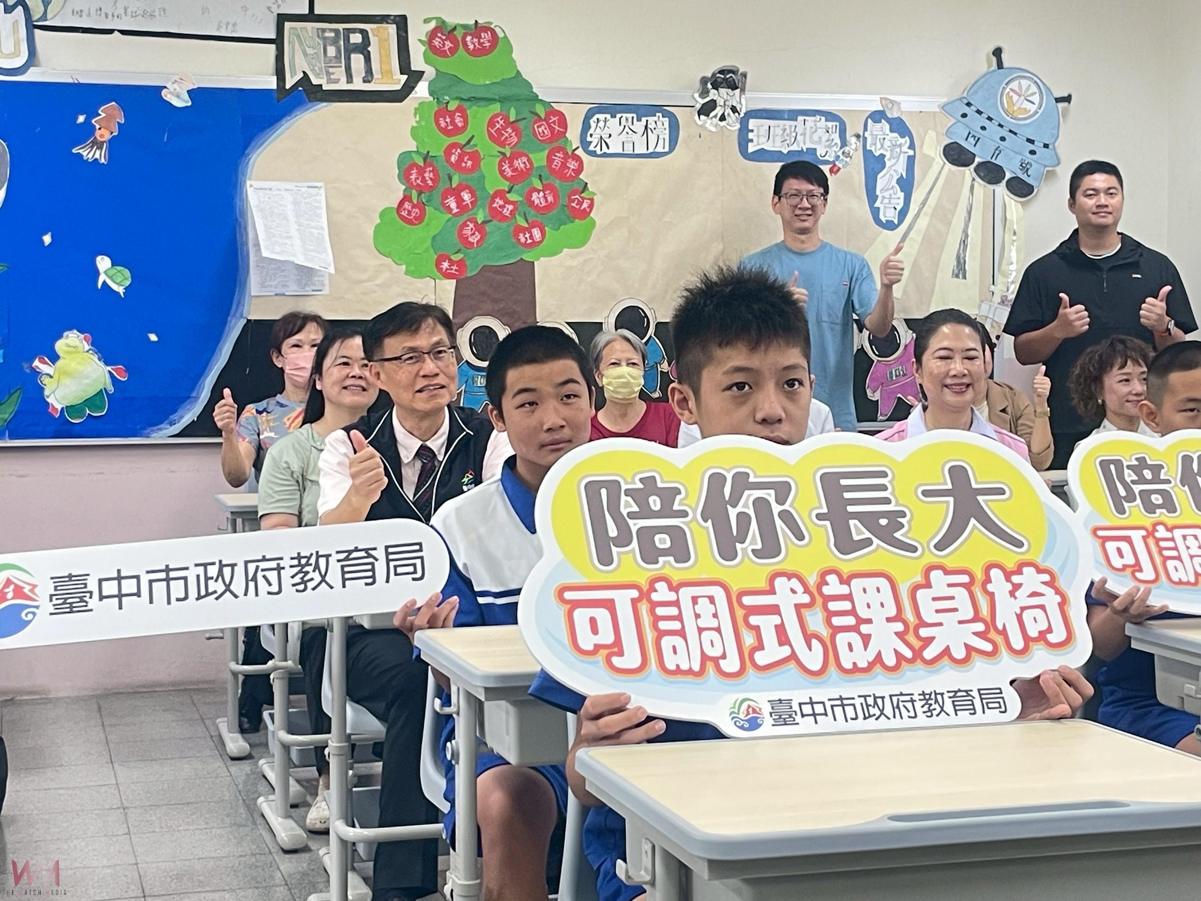 台中市校園設備大升級　教育局長視察可調式課桌椅配置 展現學習環境品質