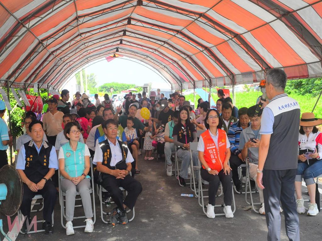 相招來大城作伙摸好蜆 陳儀興理事長邀遊客來到西南角體驗下水樂