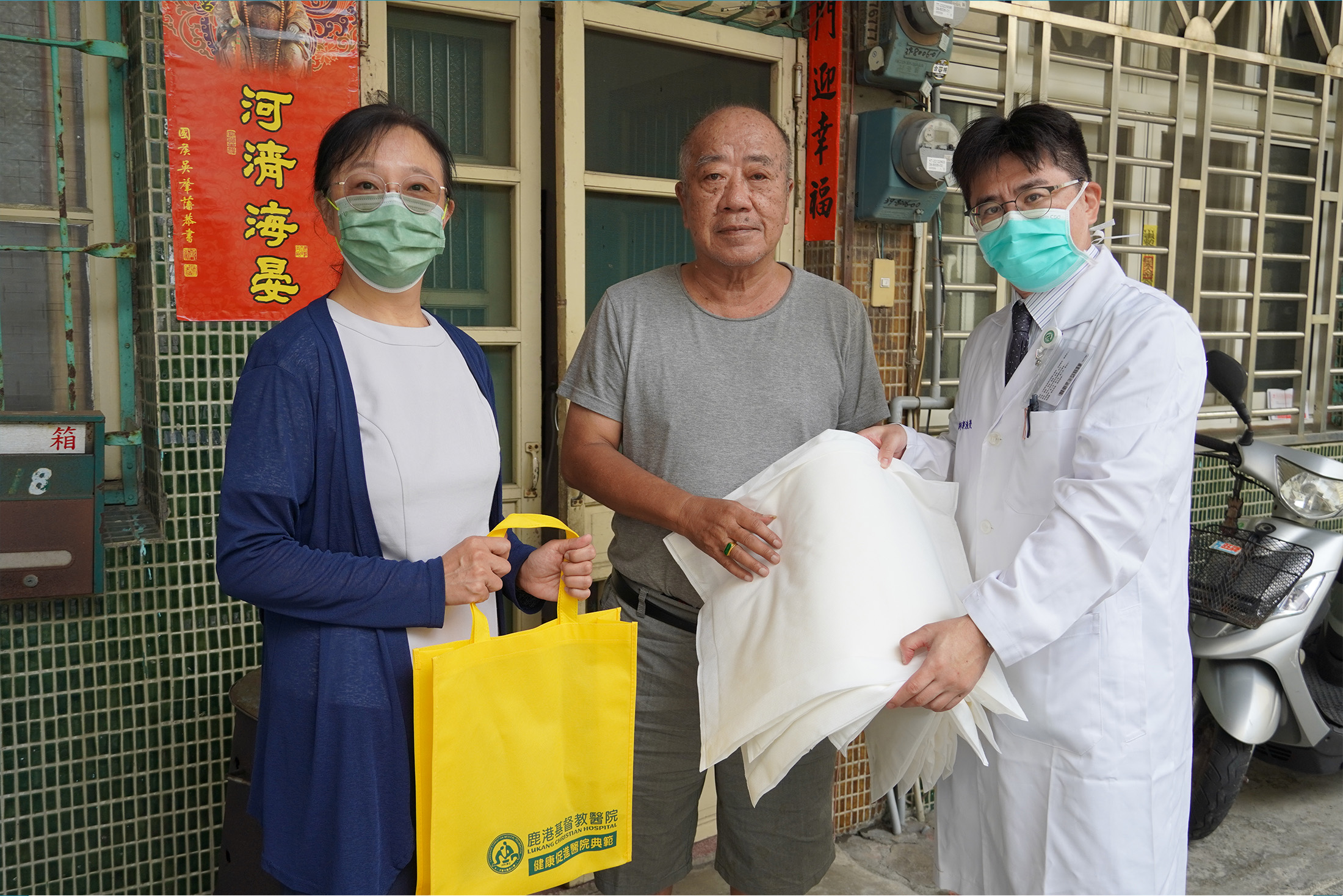 （有影片）／颱風前暖心行動！鹿基贈50袋科技沙包　助鄰居防水患