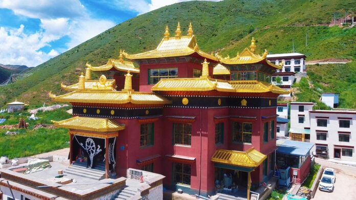 「免費萬盞佛燈開光法會」將於大蘇莽寺舉行，自8月27日起至8月31日，全程直播邀請信眾一同祈福。圖／直播主微糖＆AJ哥提供