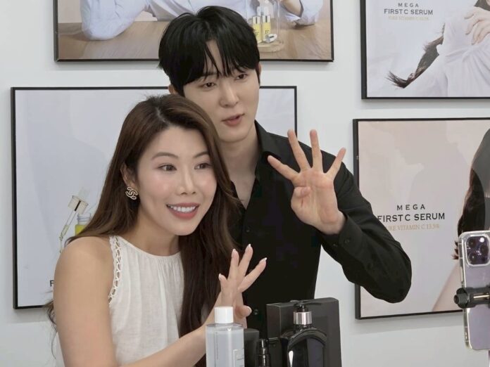 wm20250912142955693776 NC Baby「雨欣」在鞠同鎬身旁依舊氣場全開,展現自信與專業。(照片/LIZK提供)