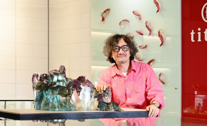 tittot 琉園發表全新「馭極」生肖馬系列，以故宮聯名之作《八逸》與新作《萬丈光芒》領銜，演繹馬年典藏風華。（圖中為 tittot 琉園設計總監陳俊維與「馭極」之作《八逸》）