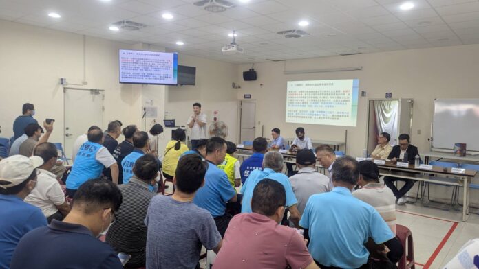 能業者於 10 月 8 日在翁社里民明活動中心舉辦說明會，邀請消防技師、能源署代表、台電人員及多位民意代表列席，說明儲能案場安全設計與防火機制，並現場回應居民關切。