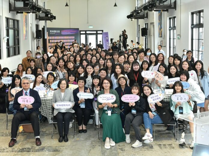 蔡英文前總統（前排左二）在「變身超級女孩—歷屆女培學員交流分享會」上，與上百名女培營學員互動熱絡。