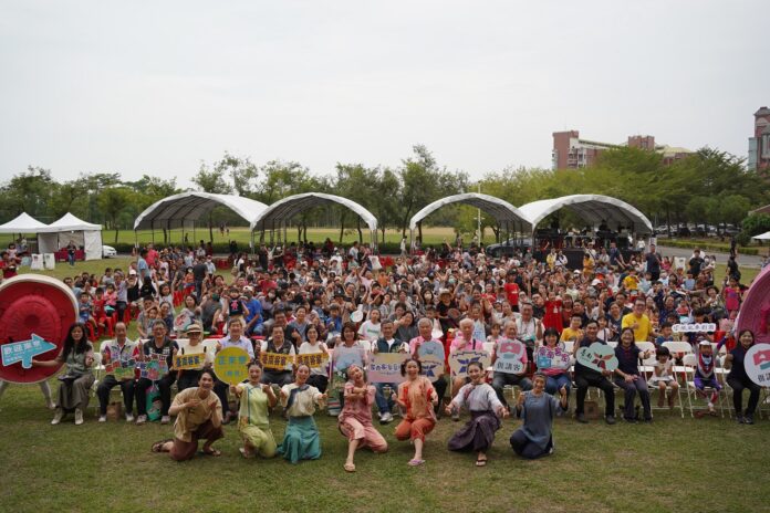 2025客家藝術節民眾歡喜大合照。