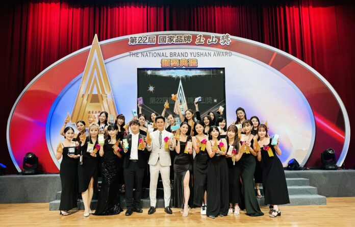 婕樂纖創辦人呂世博(中)與傑出加盟商合影。婕樂纖/提供