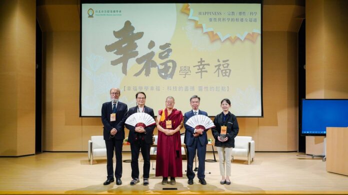 wm20251201150853866021 《幸福學學幸福:科技的盡頭 靈性的起點》研討會講者合影。由左至右為:華梵大學前校長林從一博士、中央研究院李豐楙院士、星海上師(元丹欽列多吉仁波切)、中國醫藥大學中醫系羅綸謙教授、國立政治大學宗教所林佩瑩副教授。(圖/台北市菩提果學佛會提供)