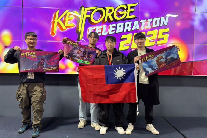 wm20251201151721376992 代表台灣出征KeyForge Celebration 2025的選手們比賽後合影紀念,由右至左為:徐志遠、鄧振東、胡奕寧、廖威智。