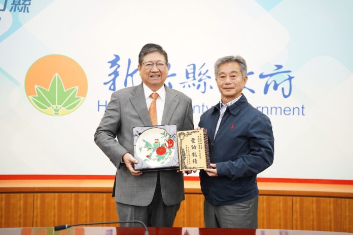 新豐鄉農會總幹事鄭旭凱(右)退休時，新竹縣長楊文科(左)頒贈紀念品。(資料照來源：新竹縣政府)