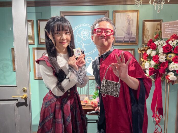 「axes femme」社長五十嵐昭順(右)與台灣網紅合影，現場氣氛熱絡，展現品牌與在地社群的深度連結。圖/ axes femme