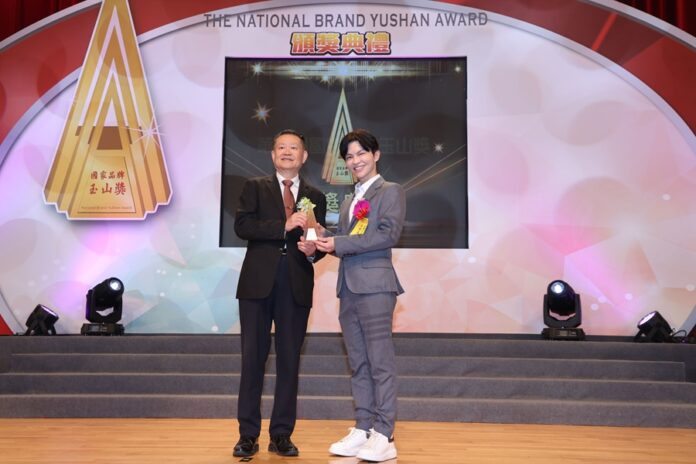 ▲東森自然美旗下品牌瑞昇「龍血胜肽超導精萃」榮獲玉山獎美妝類「最佳產品獎」。