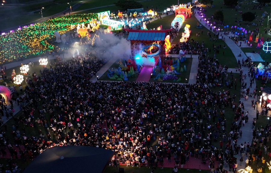 新北燈會元宵參觀人次破65萬 胡瓜錄益智節目與民同樂