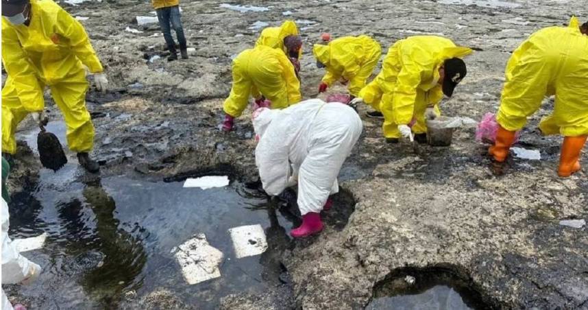 台海重油汙染成黑色煉獄志工雨鞋接力 公部門遭控甩鍋