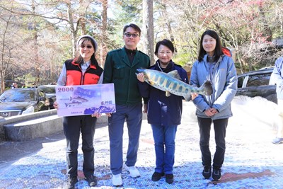 國寶櫻花鉤吻鮭15000尾創新高 盧秀燕體驗餵魚感謝團隊保育貢獻
