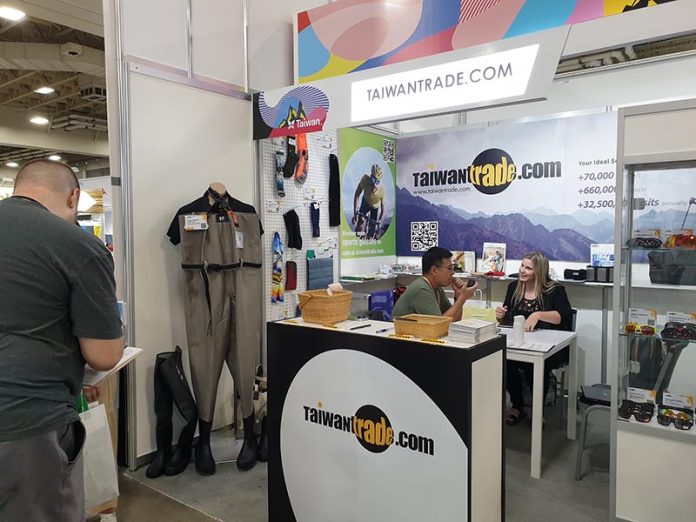 (圖2)台灣經貿網會員廠商與買主在攤位上洽談。(貿協提供) 拷貝 台灣經貿網會員廠商與買主在攤位上洽談。(貿協提供)