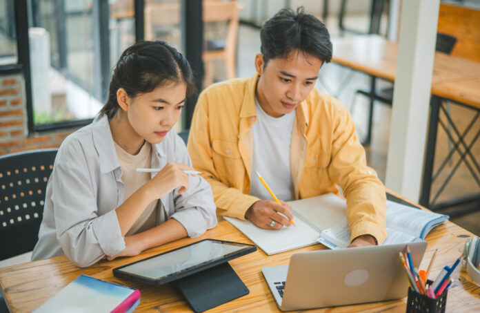 young university students consulting doing homework, cooperating TUN大學網上已累積超過5萬2922筆課程評價,幫助學弟妹避雷歐趴。(圖/1111人力銀行提供)