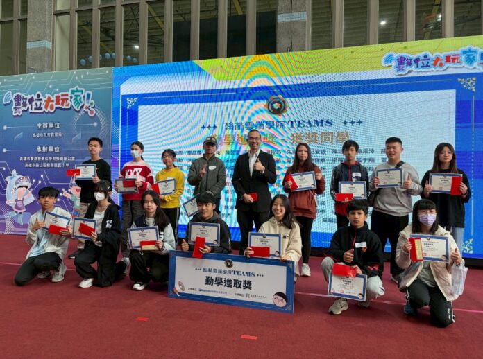 翰林教育科技於高雄數位展頒發勤學進取獎，肯定百位學生優異表現。(圖/翰林雲端學院提供)