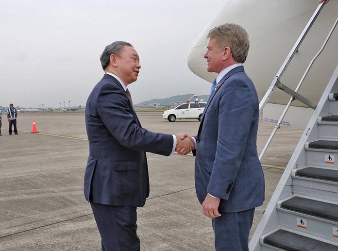 外交部常務次長俞大㵢（左）代表外交部歡迎麥考爾主席（右）抵台訪問 (圖／外交部提供)