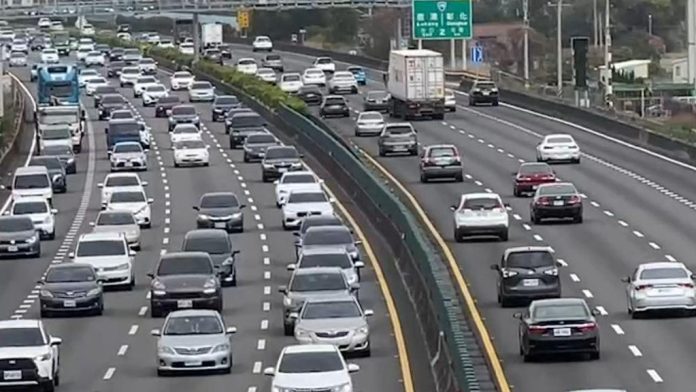 選前返鄉投票塞車！下午4時後交通量比平時多5％