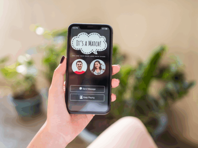 手機配對看似容易，但無止盡的「照騙」與詐騙，讓許多人對數位社交感到疲憊。（圖片來源：Canva）