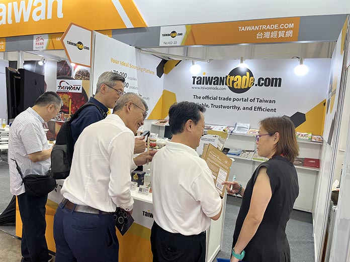 星國買主對台灣經貿網會員產品讚不絕口。(貿協提供) 拷貝 星國買主對台灣經貿網會員產品讚不絕口。(貿協提供)