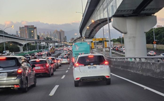 春節返鄉塞車狂憋尿 醫師提醒3類人很危險