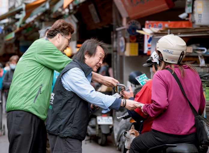 王世堅 王世堅說希望這次透過黨的初選制度,給各政黨最好示範,「很快啦,十天內就有結果,民進黨會依照規定,輸的一方不但要退,還會全力支持勝的一方來勝選,這是好的傳統」。圖/翻攝自王世堅臉書