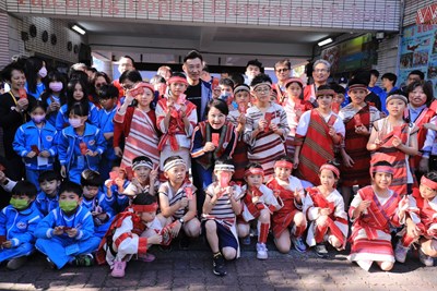 盧市長率隊首次和平專案 暖贈紅包和平國小學童笑開懷