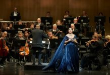 親普丁女高音涅翠柯重返柏林 歌劇院外挺烏群眾怒吼 親普丁女高音涅翠柯重返柏林 歌劇院外挺烏群眾怒吼