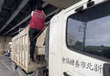 非洲豬瘟疫情擴大17國 新北動保處加強攔查運豬車 非洲豬瘟疫情擴大17國 新北動保處加強攔查運豬車