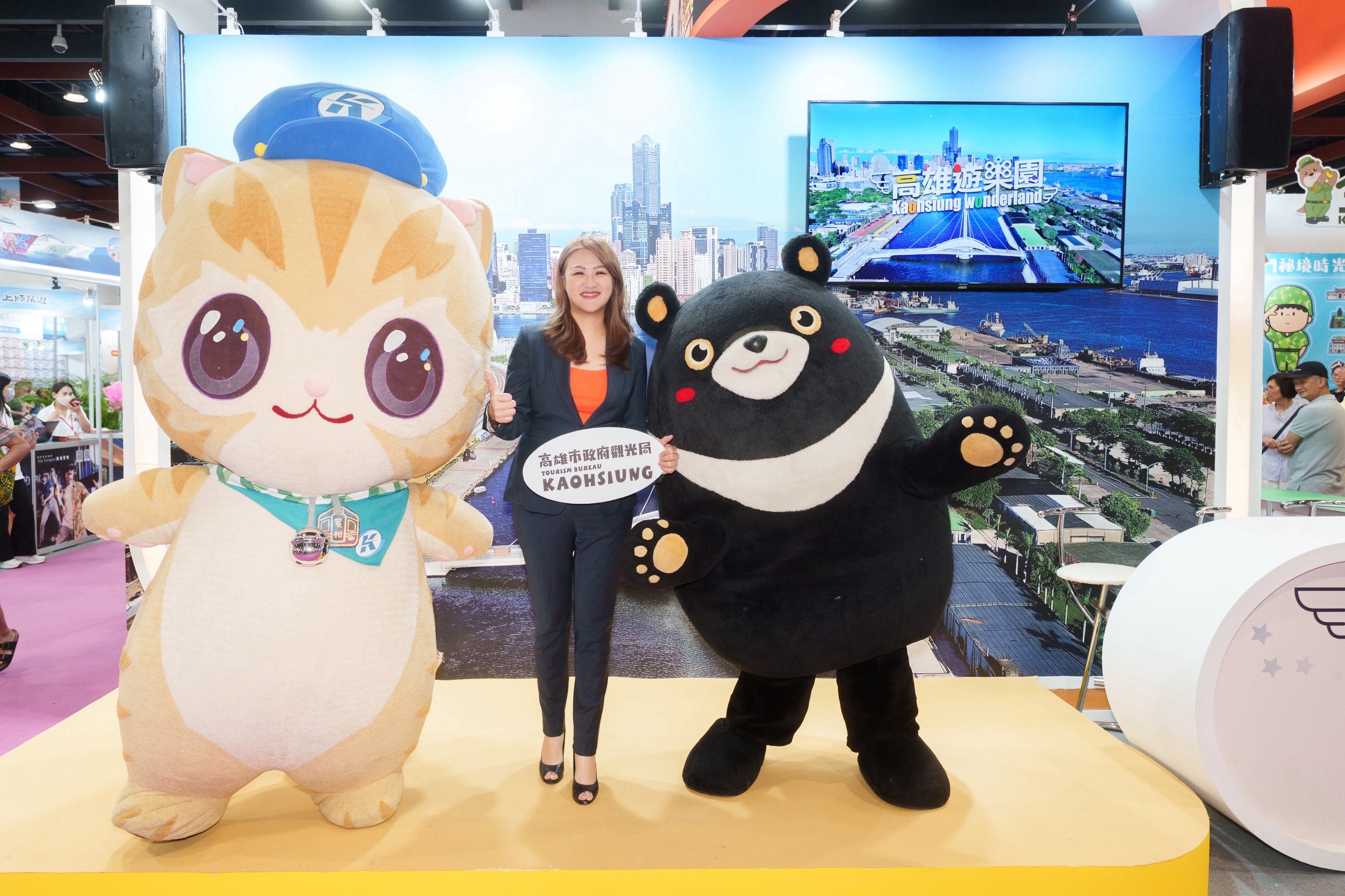▲高閔琳局長與高雄熊、蜜柑站長合影。( 圖 / 高雄市政府觀光局提供 )